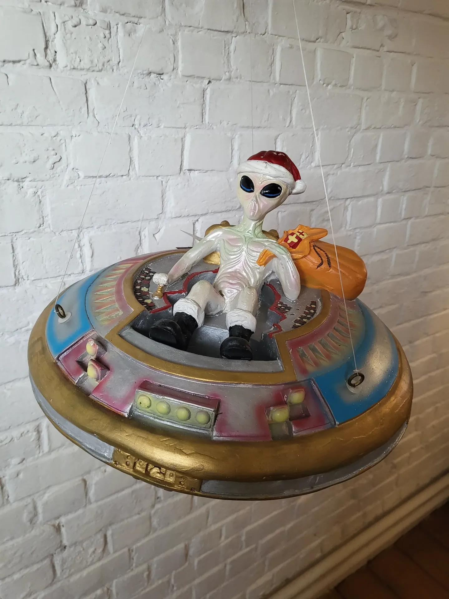 [0010775] Christmas-alien on UFO
