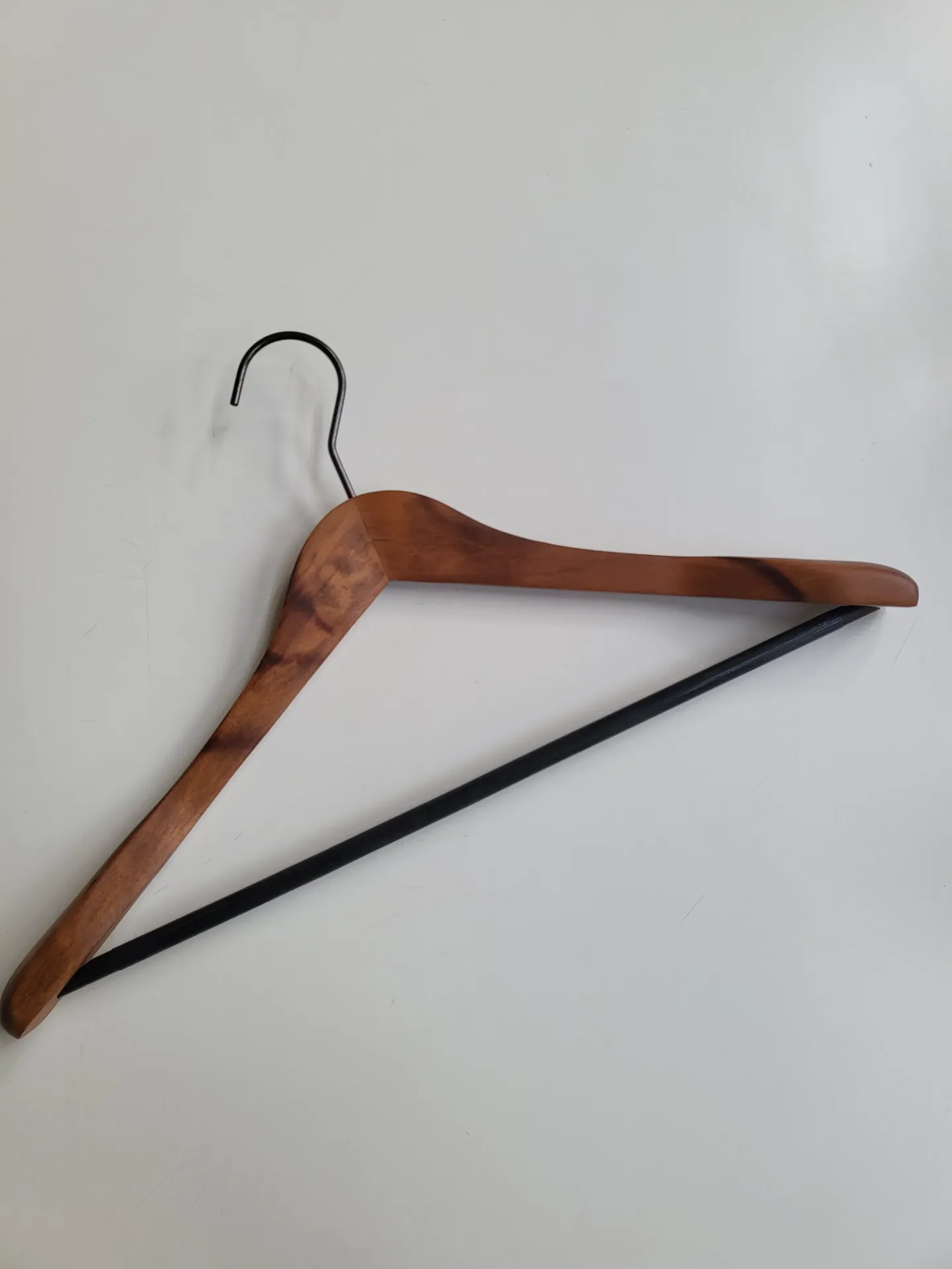 [0089053] kledinghanger 'vintage' met tige