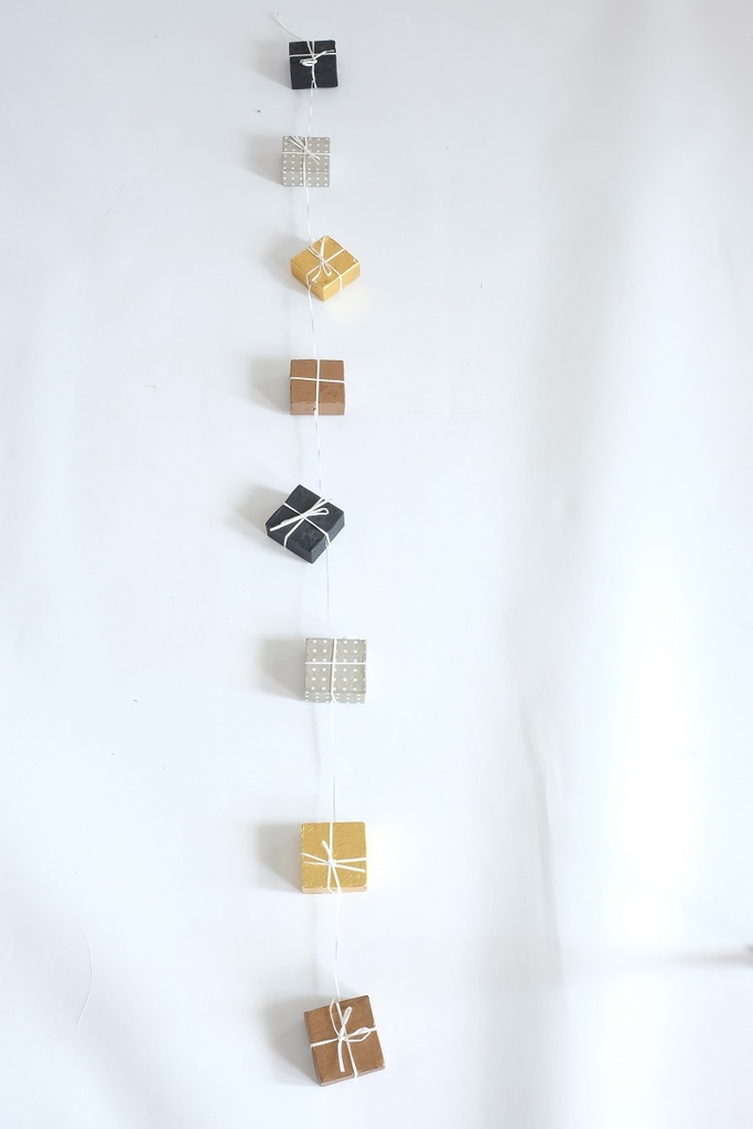 [0687346] garland with giftparcels (brown/gold)