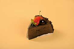 [0688203] piece of chocolate cake with strawberry