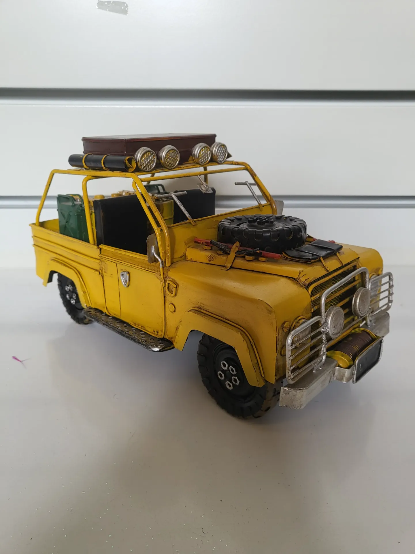 [0683106] auto LR metaal, geel