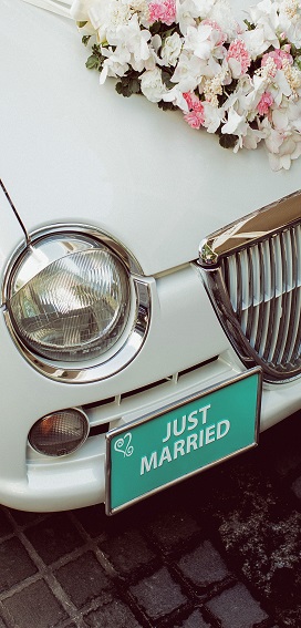 diplay banner 'just married'